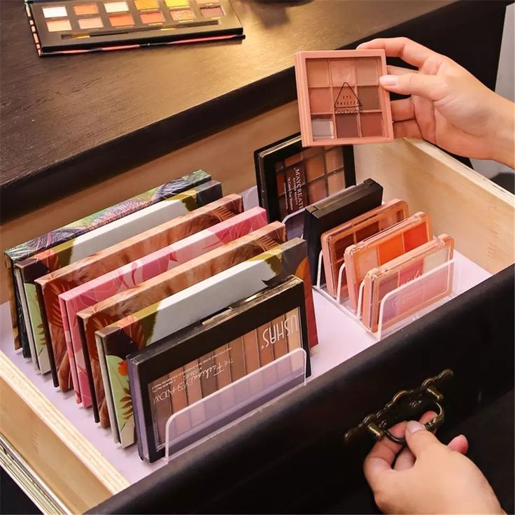 The Secret to Quick Makeup: Organizing Your Palette for Maximum Efficiency post thumbnail image