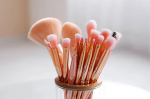 Makeup brush storage tips,How to store makeup brushes,Protect makeup brushes,Brush care tips for makeup artists,Makeup brush storage ideas,Best way to store makeup brushes,Prevent brush damage