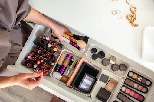 How to Safely Store Your Makeup in a Professional Setting post thumbnail image