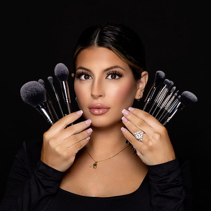 Must-have makeup brushes,Essential brushes for makeup artists,Professional makeup brushes,Makeup artist brush kit,Best brushes for flawless makeup,Brushes for makeup artists,Makeup brush guide