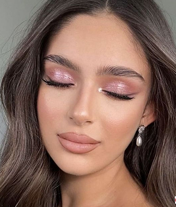 Seasonal makeup trends,Makeup artist tips,Winter makeup looks,Spring pastel makeup,Summer glow makeup,Fall smokey eyes,Graphic eyeliner trends