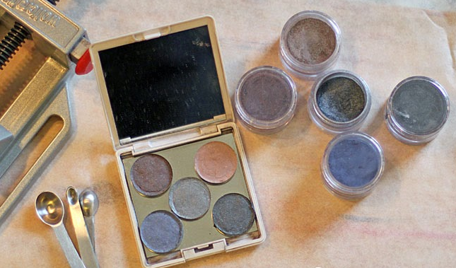 The Ultimate Guide to Storing Your Pressed Pigments Without the Mess post thumbnail image