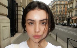 No-makeup makeup,Natural beauty,Effortless makeup,Subtle makeup look,Fresh-faced glow,Minimal makeup